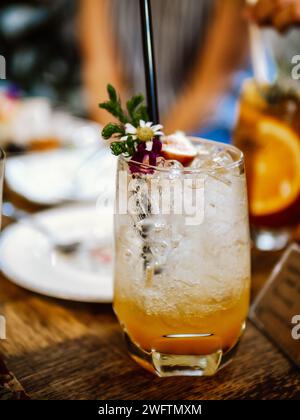 Bicchiere di soda di frutta Iced con limone e frutto della passione mezza fetta su fondo leggero, bevanda rinfrescante o bevanda con ghiaccio Foto Stock