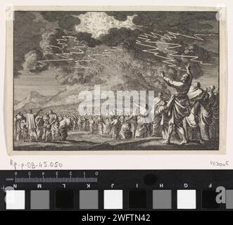 Moses on Mount Sinai, Jan Luyken, 1703 Print Maker: Haarlem Publisher: Amsterdam paper etching Mount Sinai è coperto da una folta nuvola, tuoni e fulmini Foto Stock