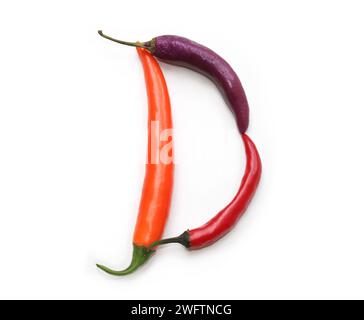 Lettera D da peperoni di peperoncino rosso arancio viola, alfabetico, lettere maiuscole di peperoncino, pepe, per testo, enciclopedia, libro di cucina, pranzo vegano Foto Stock