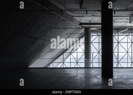 Sfondo interno industriale moderno astratto con pilastri in cemento davanti alla finestra panoramica Foto Stock