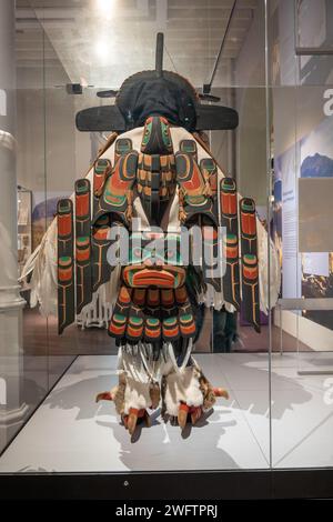 Retro della Thunderbird Transformation maschera e outfit per spettacoli di danza tradizionale del popolo Nuu-chah-nulth e Kwakwaka'wakw, mostra in Nation Foto Stock