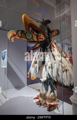 Maschera Thunderbird Transformation e outfit per spettacoli di danza tradizionale del popolo Nuu-chah-nulth e Kwakwaka'wakw, mostra nel Museo Nazionale Foto Stock