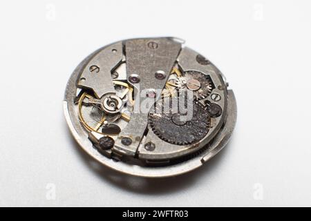 vecchio interno arrugginito dell'orologio da polso isolato su sfondo bianco Foto Stock