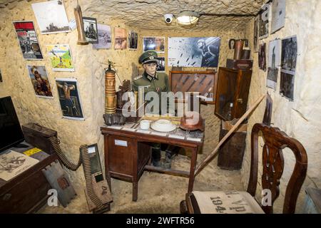 Museo sull'invasione e l'occupazione di Creta da parte della Germania nazista in un ex rifugio di guerra tedesco scavato dai lavoratori forzati a Platanias Foto Stock