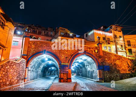 Tunnel sotto la città di Guanajuato in Messico di notte Foto Stock