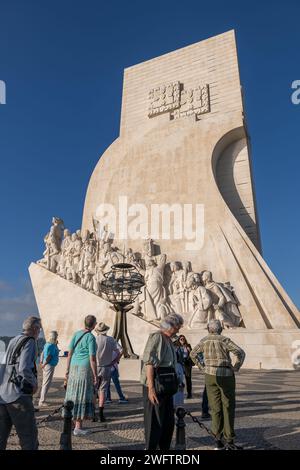 Persone al Monumento alle scoperte (Padrão dos Descobrimentos, lato orientale) a Belém, Lisbona, Portogallo. Foto Stock