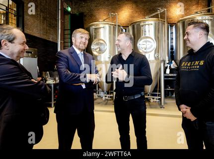 BAD NIEUWESCHANS - il re Willem-Alexander e il segretario di Stato uscente Hans Vijlbrief (Mining) visitano la Repubblica del grano durante una visita di lavoro a Groningen. La visita del re riguarda la riparazione, il rafforzamento e la sostenibilità delle case colpite dai terremoti. ANP SEM VAN DER WAL paesi bassi Out - belgio Out Foto Stock