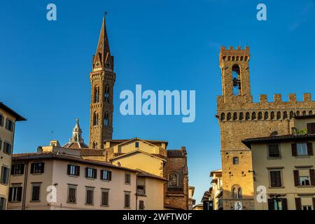 Sole pomeridiano sulla torre del Museo Nazionale del Bargello , un museo nazionale d'arte e la guglia dell'Abbazia e della chiesa della Badia Fiorentina , Firenze Foto Stock