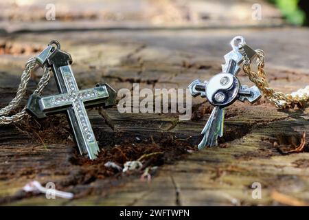 Due croci e catene su ceppo d'albero Foto Stock