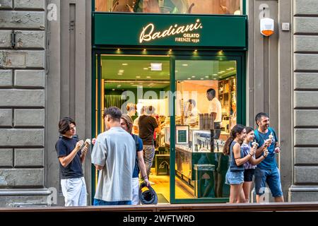 Persone che acquistano gelato al Badiani gelato Firenze in via dei Tosinghi a Firenze, Italia Foto Stock