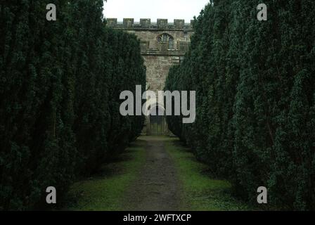 Giardini della chiesa di Sant'Andrea nel villaggio di Mells nel Somerset Foto Stock