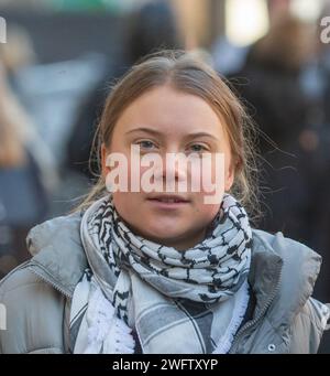 Londra, Regno Unito. 1 febbraio 2024. GRETA THUNBERG arriva al Westminster Magistrates Court di Londra, dove viene accusata, insieme ad altri quattro attivisti, di un reato di ordine pubblico durante una protesta nel centro di Londra lo scorso anno. Il ventunenne svedese è stato arrestato durante la manifestazione nei pressi dell'InterContinental Hotel a Mayfair il 17 ottobre mentre i dirigenti del petrolio si sono incontrati all'interno per l'Energy Intelligence Forum. (Immagine di credito: © Tayfun salci/ZUMA Press Wire) SOLO USO EDITORIALE! Non per USO commerciale! Foto Stock