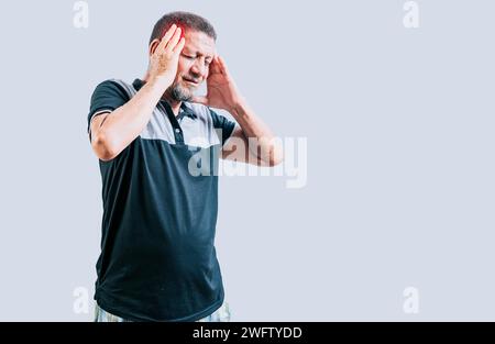 Uomo anziano con mal di testa isolato. Persona anziana con emicrania che tiene la testa isolata Foto Stock