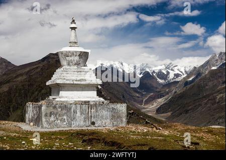Pagoda buddista tibetana bianca al passo Rohtang nelle montagne dell'India settentrionale vicino a Manali. Foto Stock