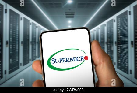 Logo aziendale Supermicro visualizzato sullo smartphone Foto Stock