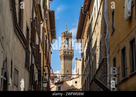Vista su via dei Neri, una strada di Firenze con la Torre di Palazzo Vecchio, la Torre di Arnolfo, in lontananza, Firenze, Italia Foto Stock
