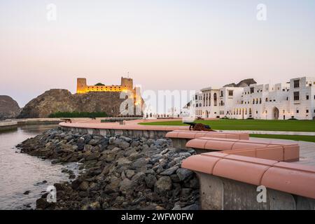 Riva con gli edifici del Palazzo del Sultano, del Palazzo al Alam, del forte al Jalali, di Mascate, dell'Oman Foto Stock