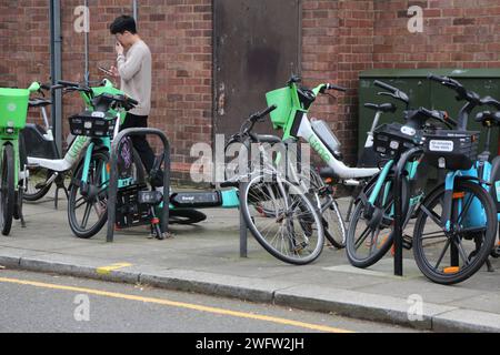 Sistema di noleggio biciclette senza porto Tier, Lime e River e-Bike su Pavement Chelsea Londra Inghilterra Foto Stock