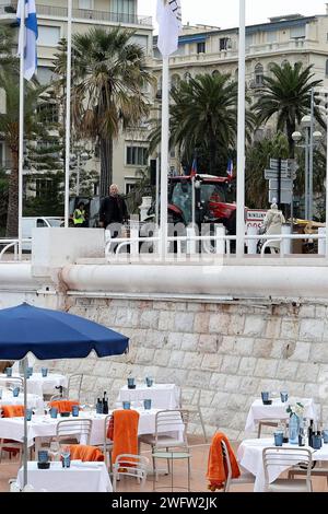 © Francois Glories/MAXPPP - 01/02/2024 rabbia tra gli agricoltori del sud della Francia, i trattori invadono il Prom di Nizza con "Chouki", la mascotte della mucca che è diventata una stella di fronte all'Hotel Negresco sulla Promenade des Anglais. Dimostrazione degli agricoltori sulla Promenade des Anglais di Nizza come parte del movimento nazionale degli agricoltori in Francia e in diversi paesi europei. Credito: MAXPPP/Alamy Live News Foto Stock