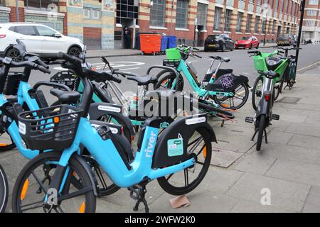 Sistema di noleggio biciclette senza porto Tier, Lime e River e-Bike su Pavement Chelsea Londra Inghilterra Foto Stock