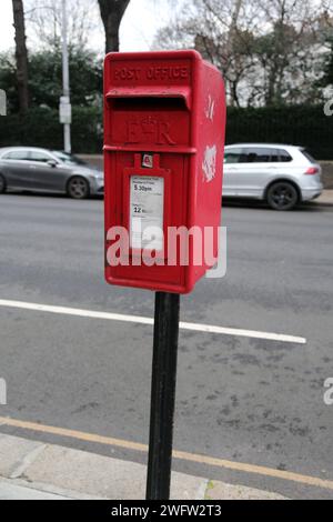 Scatola postale montata su palo Royal mail con ER (Elizabeth Regina II) Cypher Chelsea Londra Inghilterra Foto Stock