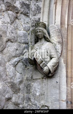 Stone Angel all'entrata dell'hotel HTB Onslow Square Church (St Paul's Onslow Square Church) edificio di interesse storico di II grado costruito nel 1860 dall'architetto James Edmeston S. Foto Stock