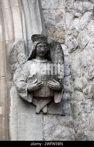 Stone Angel all'entrata dell'hotel HTB Onslow Square Church (St Paul's Onslow Square Church) edificio di interesse storico di II grado costruito nel 1860 dall'architetto James Edmeston S. Foto Stock