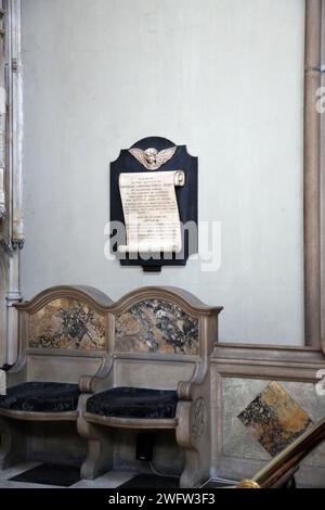 St Luke's Church Interior Pink Marble Memorial a Thomas Crookenden ESQre e suo figlio Arthur Above Marble Seats Sydney Street Chelsea Londra Inghilterra Foto Stock