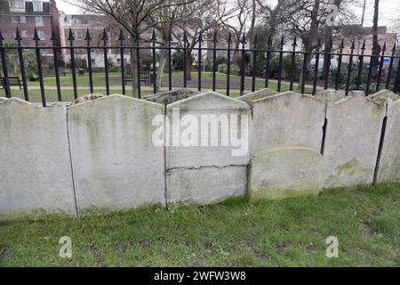 St Luke's Church Burial Ground è stato convertito in Public Garden nel 1881 le lapidi sono state collocate per formare un muro di confine Sydney Street Chelsea lo Foto Stock