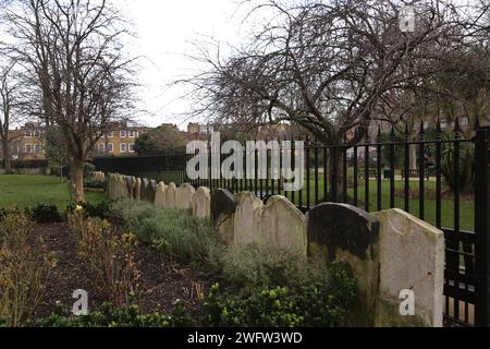 St Luke's Church Burial Ground è stato convertito in Public Garden nel 1881 le lapidi sono state collocate per formare un muro di confine Sydney Street Chelsea lo Foto Stock