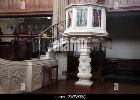 Interno della chiesa di San Luca che mostra pulpito con pannelli in marmo Sydney Street Chelsea Londra Inghilterra Foto Stock