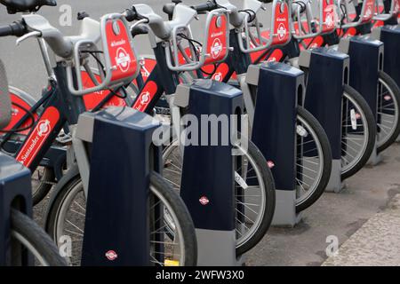 Santander Cycles Public Bicycle Hire Scheme docking Station Sydney Street Chelsea Londra Inghilterra Foto Stock