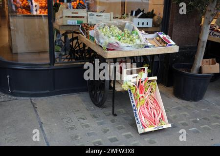 Stalla fuori Andreas Greengrocers che vendono fichi, rabarbaro, uva e Tomatoes Cale Street Chelsea Londra Inghilterra Foto Stock