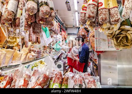 Salumi e altri salumi e formaggi in vendita al mercato centrale di Firenze, un mercato di prodotti freschi molto frequentato a Firenze, Italia Foto Stock