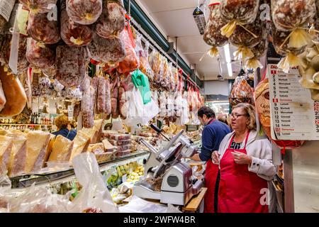 Salumi e altri salumi e formaggi in vendita al mercato centrale di Firenze, un mercato di prodotti freschi molto frequentato a Firenze, Italia Foto Stock