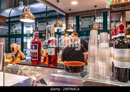 La gente che acquista prodotti freschi al mercato centrale di Firenze , un frequentato e popolare mercato di prodotti freschi a Firenze Foto Stock