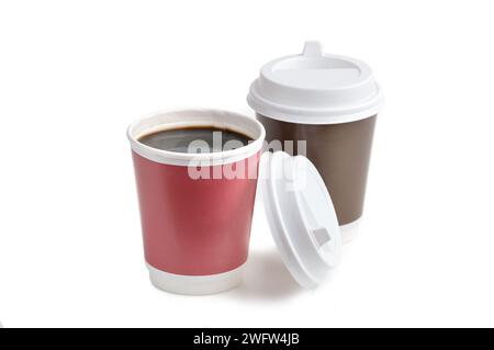 Tazze di carta monouso di caffè isolate su bianco Foto Stock