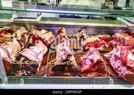 Bistecca fiorentina in vendita al mercato centrale di Firenze , un frequentato mercato di prodotti freschi di Firenze Foto Stock