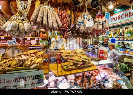La gente fa shopping in una gastronomia per salumi e formaggi al mercato centrale di Firenze, un popolare mercato di prodotti freschi e alimentari a Firenze, Italia Foto Stock