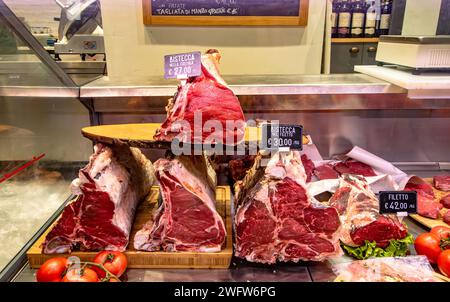 Bistecche fiorentine in vendita presso un macellaio di Firenze mercato centrale , un mercato popolare di prodotti freschi a Firenze Foto Stock