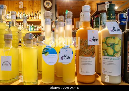 Bottiglie di limoncello in vendita presso una bancarella del mercato centrale di Firenze, un mercato di prodotti e prodotti freschi molto frequentato a Firenze, Italia Foto Stock