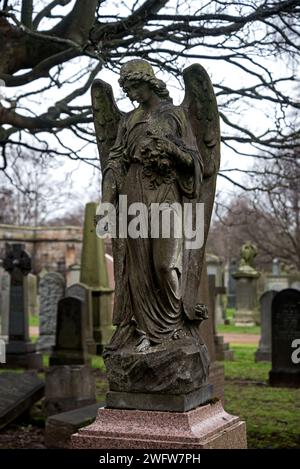 Figura di un angelo in un memoriale nel cimitero di Grange, Edimburgo, Scozia, Regno Unito. Foto Stock