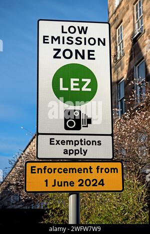 Cartello LEZ zona a bassa emissione, entrata in vigore il 1° giugno 2024, nelle strade del centro di Edimburgo, Scozia, Regno Unito. Foto Stock