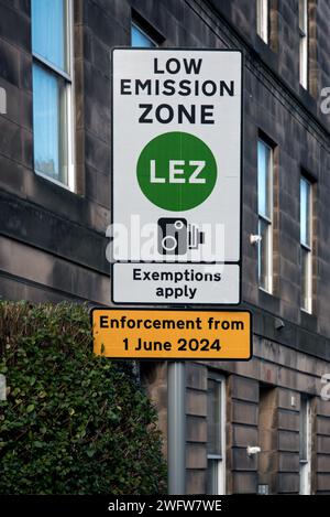 Cartello LEZ zona a bassa emissione, entrata in vigore il 1° giugno 2024, nelle strade del centro di Edimburgo, Scozia, Regno Unito. Foto Stock