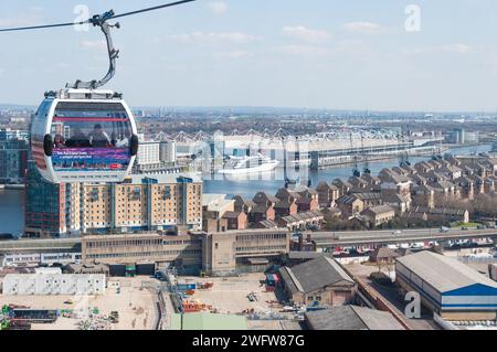 L'IFS Cloud Royal Docks, noto anche come Dangleway, è una funivia che collega il fiume Tamigi tra i Royal Docks di Newham e la penisola di Greenwich. Londra Regno Unito Foto Stock