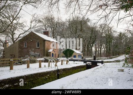 Una mattinata nevosa sul Peak Forest Canal a Marple, Stockport, Greater Manchester, Inghilterra. Foto Stock