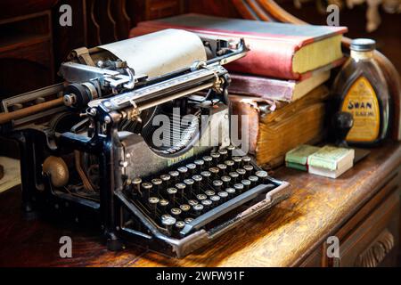 Macchina da scrivere Underwood, libri e inchiostro su una scrivania, ufficio anni '1930 (Black Country Living Museum, Dudley, Inghilterra) Foto Stock