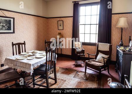 Soggiorno e sala da pranzo degli anni '1930 al Black Country Living Museum, Dudley, Inghilterra Foto Stock