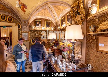 Gente che prova i profumi nell'officina profumo-farmaceutica di Santa Maria Novella a Firenze, Italia Foto Stock