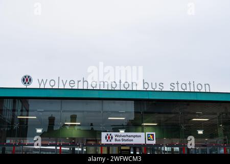 Wolverhampton, Inghilterra - gennaio 31 2024: Segnaletica di fronte alla stazione degli autobus di Wolverhampton Foto Stock